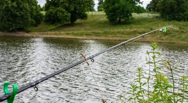 Czy wędką spinningową można łowić na spławik? Sprawdź zalety i techniki