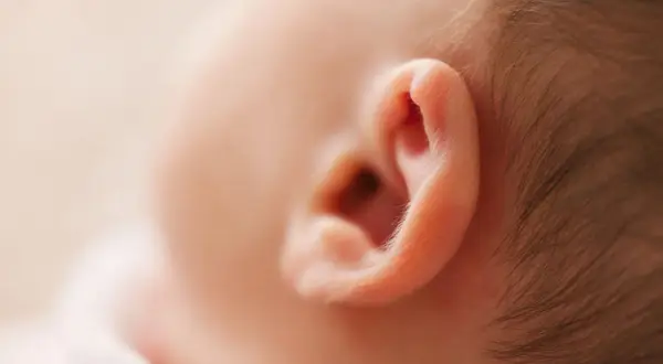 Zapalenie ucha u dziecka – kiedy można wychodzić na dwór?